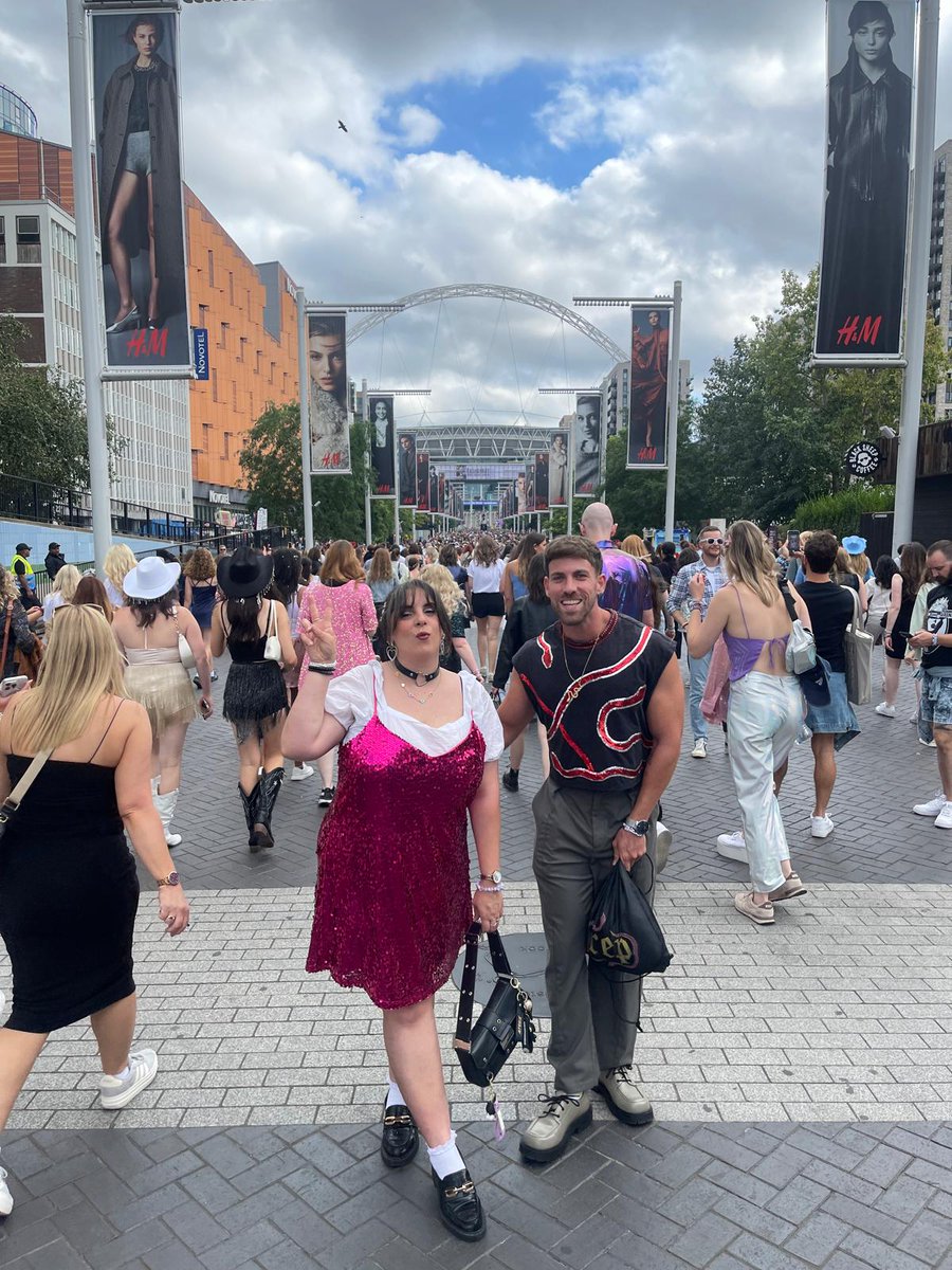 RicJimenezFer's tweet photo. So The Eras Tour has come to an end for me, but it was the best ending ever as I shared it with my best friend @Caroldmoon19 . Thanks @taylorswift13 @taylornation13 for these memories. Been here for 18 years now, hope to be around in another 18. 🖤💕 
#LondonTSTheErasTour https://t.co/wUFpF4lz6v