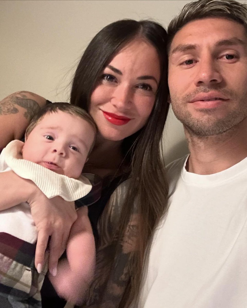eze1901el's tweet photo. Monogamia, familia y River. https://t.co/MFFmRk6k1H
