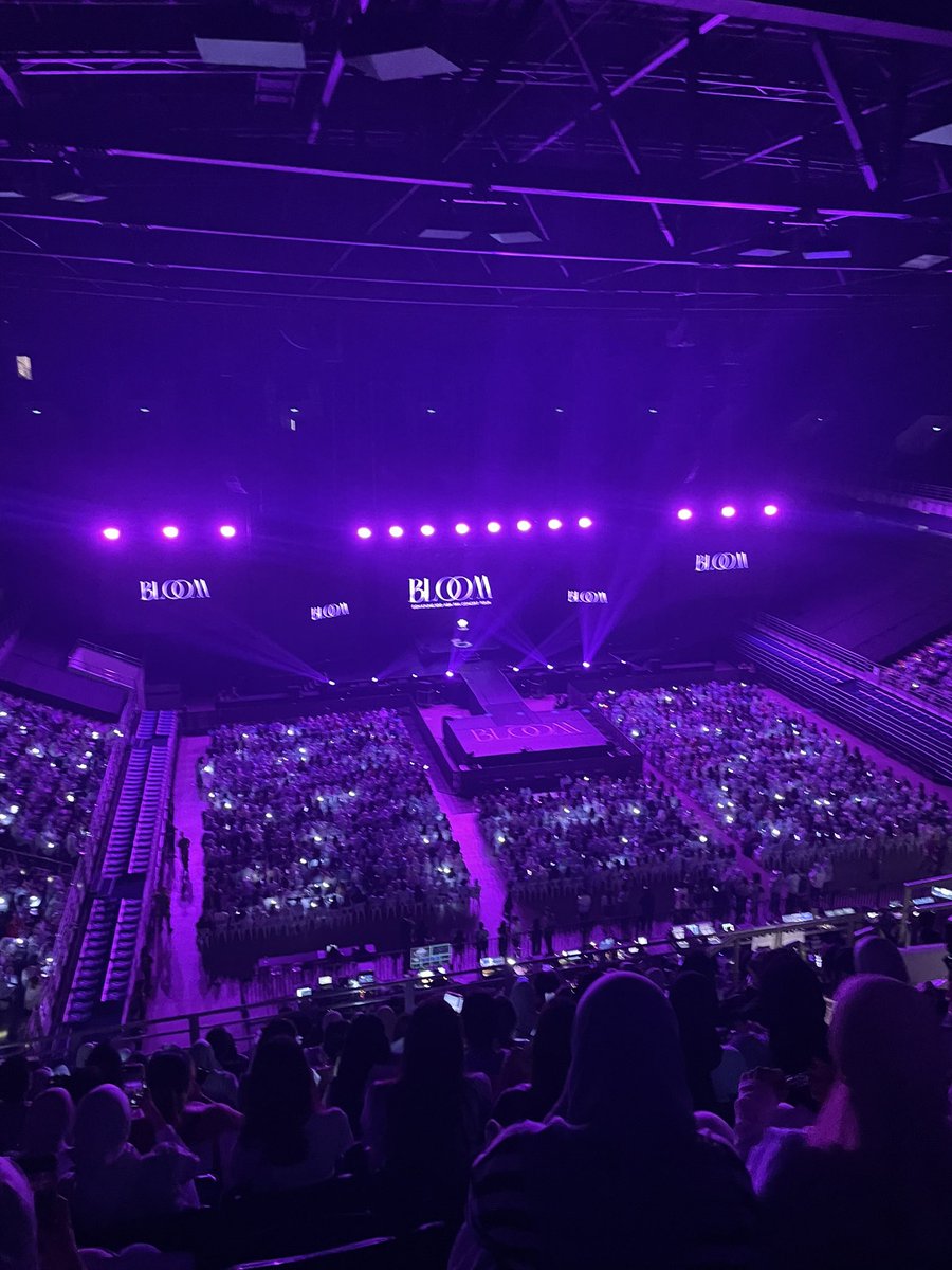 kimdo__'s tweet photo. 1st time concert and its #BLOOMinKL walaupun chaotic, sampai beratur 3jam for photobooth sampai hujan tapi sebab dapat tengok Kyungsoo bolehlah ya. Thank you Kyungsoo for coming, and please come again😭 https://t.co/aLBYq2qBp8
