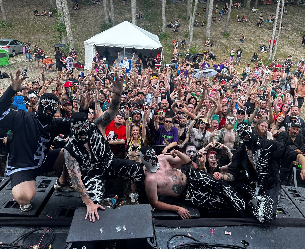 UMMOWOW's tweet photo. GATHERING OF THE JUGGALOS WAS WICKED! THE ENERGY WE RECEIVED FROM THE JUGGALOS WAS  SOMETHING ELSE. WE WILL BE BACK 👽👽👽

WHOOP WHOOP! https://t.co/QS5whMKTTP