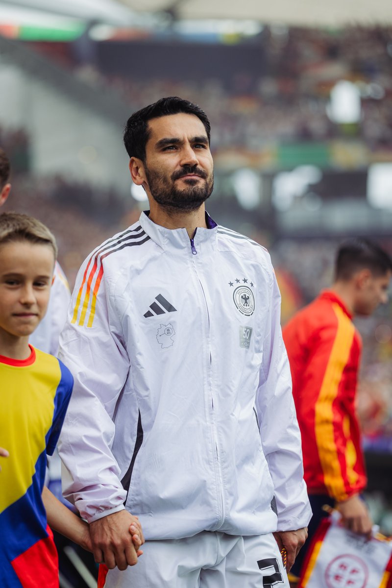 Als Kapitän hast Du uns durch unsere Heim-EM geführt. Ins Viertelfinale und zurück in die Herzen der Fans. Mit Deinen einzigartigen Fähigkeiten am Ball, mit Deinem vorbildlichen Teamgeist auf und neben dem Platz, mit Deiner ansteckenden Liebe zum Spiel. Vor allem aber mit Deinem