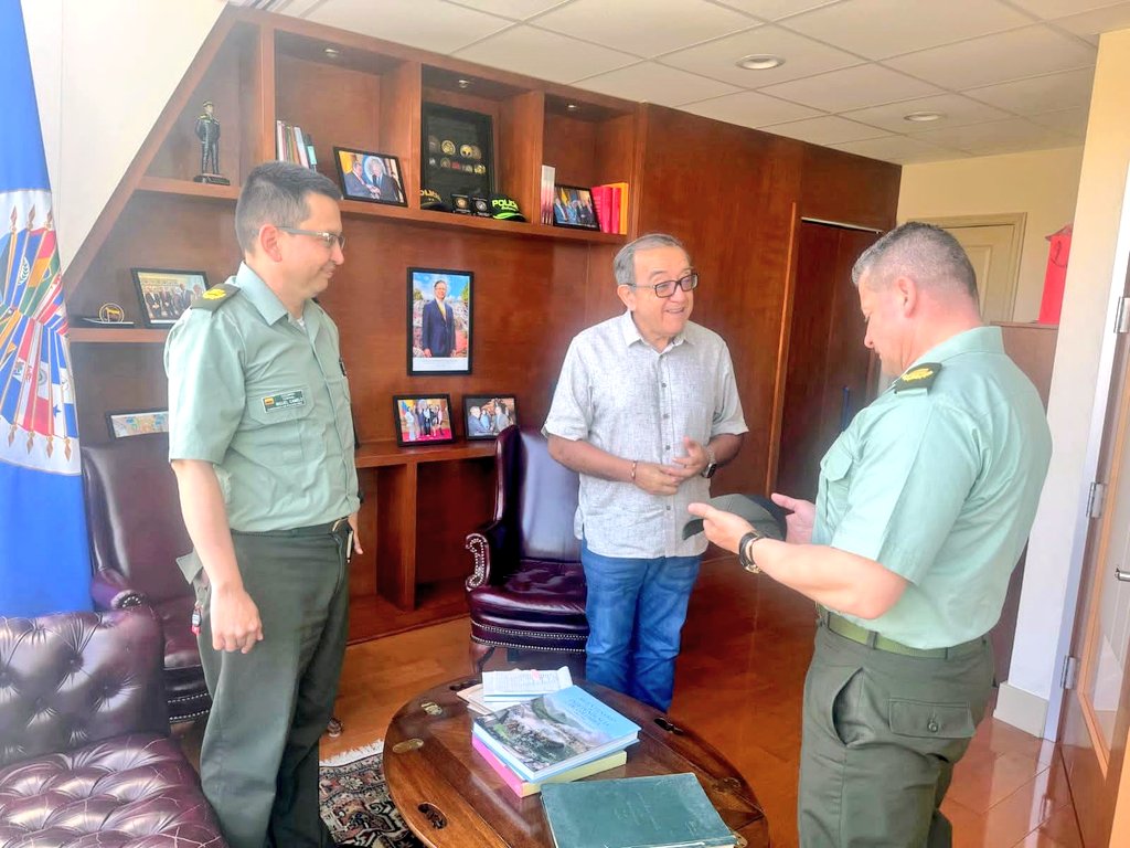 CrMauricioRico's tweet photo. Reunión con el Embajador de Colombia en EE.UU., Daniel García-Peña Jaramillo, el Embajador Plenipotenciario Daniel Ávila, y el Embajador ante la OEA, Luis Ernesto Vargas. Fortaleciendo lazos para la seguridad y la cooperación internacional #SiemprePresente https://t.co/ZmiN4e6NAE