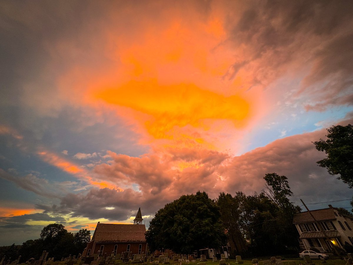 AmberOs83630735's tweet photo. Incredible storm clouds last night 🔥 https://t.co/fzlOOdHDpS