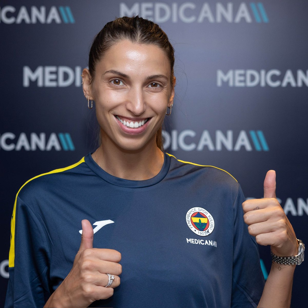 DeepSetVolleyTR's tweet photo. Fenerbahçe Medicana oyuncuları sağlık kontrolünden geçti. https://t.co/PqcMalsIC2