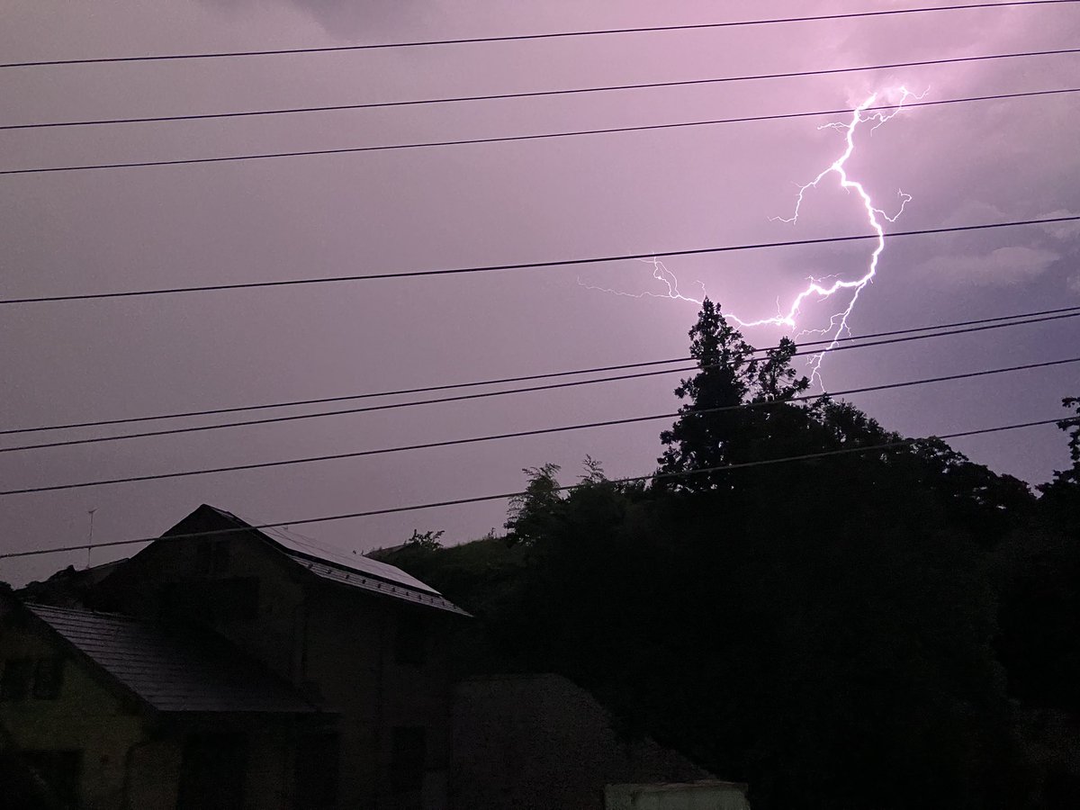 雷凄すぎて寝れない夜。