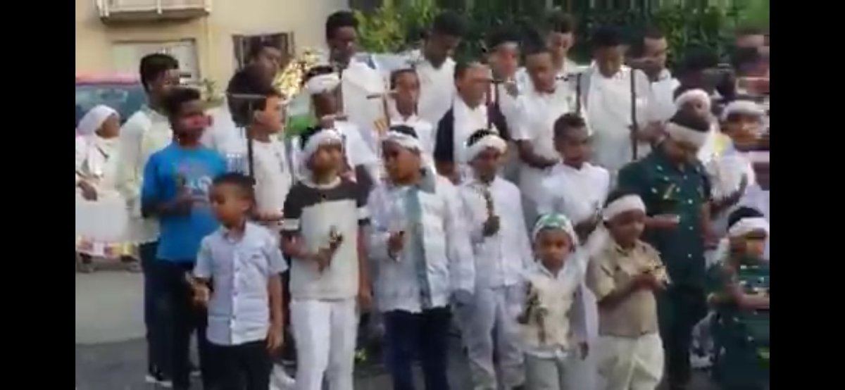 aestivill's tweet photo. Hoy se celebra en Etiopía el Buhe ቡሄ, en honor de la transfiguración de Jesús en el Monte Tabor, de enorme importancia para la iglesia ortodoxa Tewahedo. Los niños salen a la calle a cantar con bastones y se prepara el pan mulmul ሙልሙል envuelto en hoja de plátano. Me tocó mi pan gracias al equipo de la Embajada.