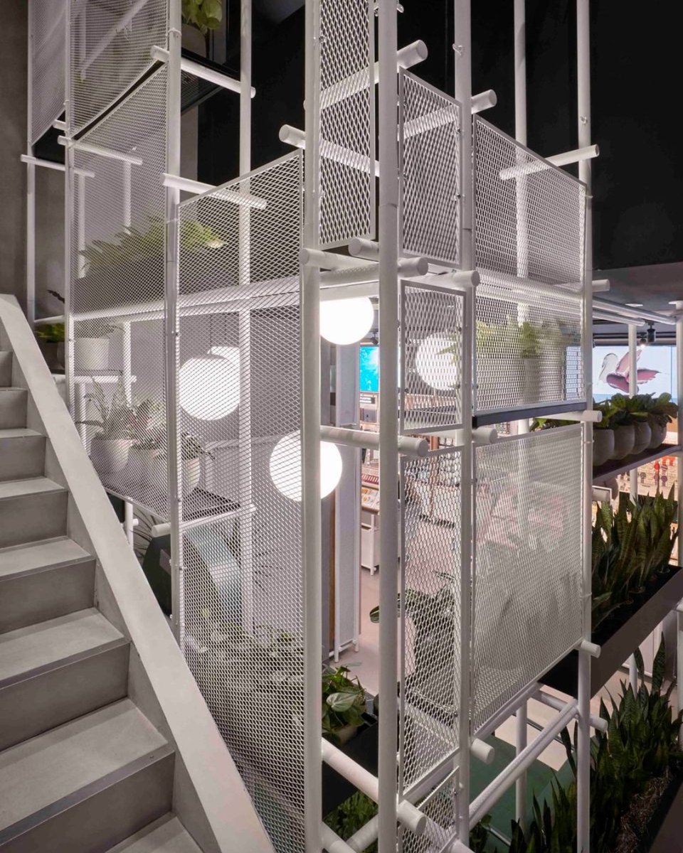 mcnicholsco's tweet image. In the center of the Manhattan shopping district, MAPOS Architects adds elevated details and industrial grit to this one-of-a-kind retail display with McNICHOLS® Expanded Metal. A true portrayal of New York City&apos;s unique contrasts. 🏙️ 

#expandedmetal #NYC #Mapos…