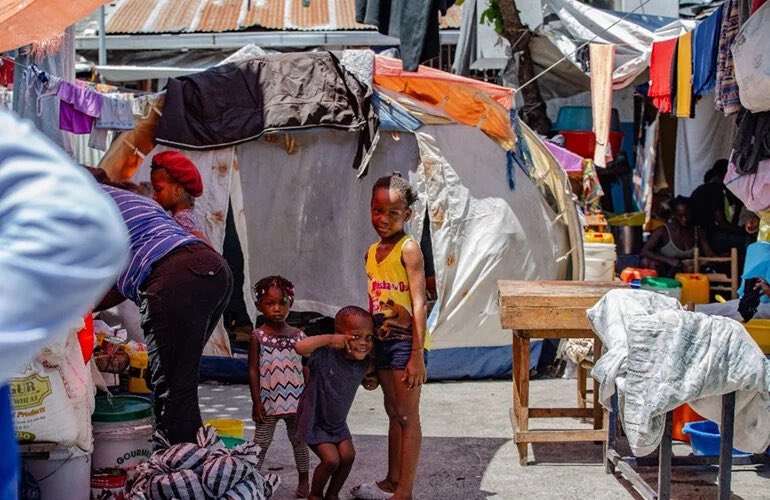 🛎️Today, more than 500,000 Haitians are currently internally displaced living in host families (70%), and in make-shift camps located in schools, churches, sports facilities and community centers.
ℹ️ Learn more about PAHO’s support to 🇭🇹 
paho.org/en/stories/wor…

 #ActForHumanity