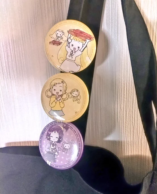 痛バではないけどイベントのときカバンの持つところに缶バッジ並べて行きました〜!カバンは因みに前におジャ魔女イベントで買ったお気にのやつ! 