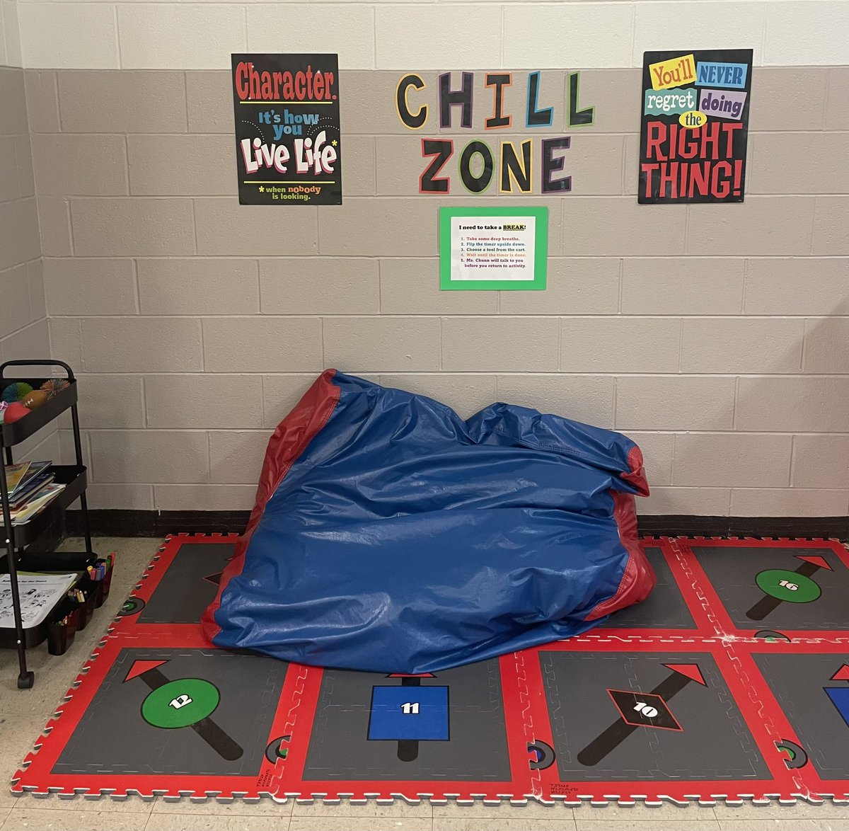 RuralHallPE's tweet image. Our new “Chill Zone” in P.E. for when things get a little heated. #SEL #fidgets #coloring #reading @RuralHallSchool @wsfcshealthpe