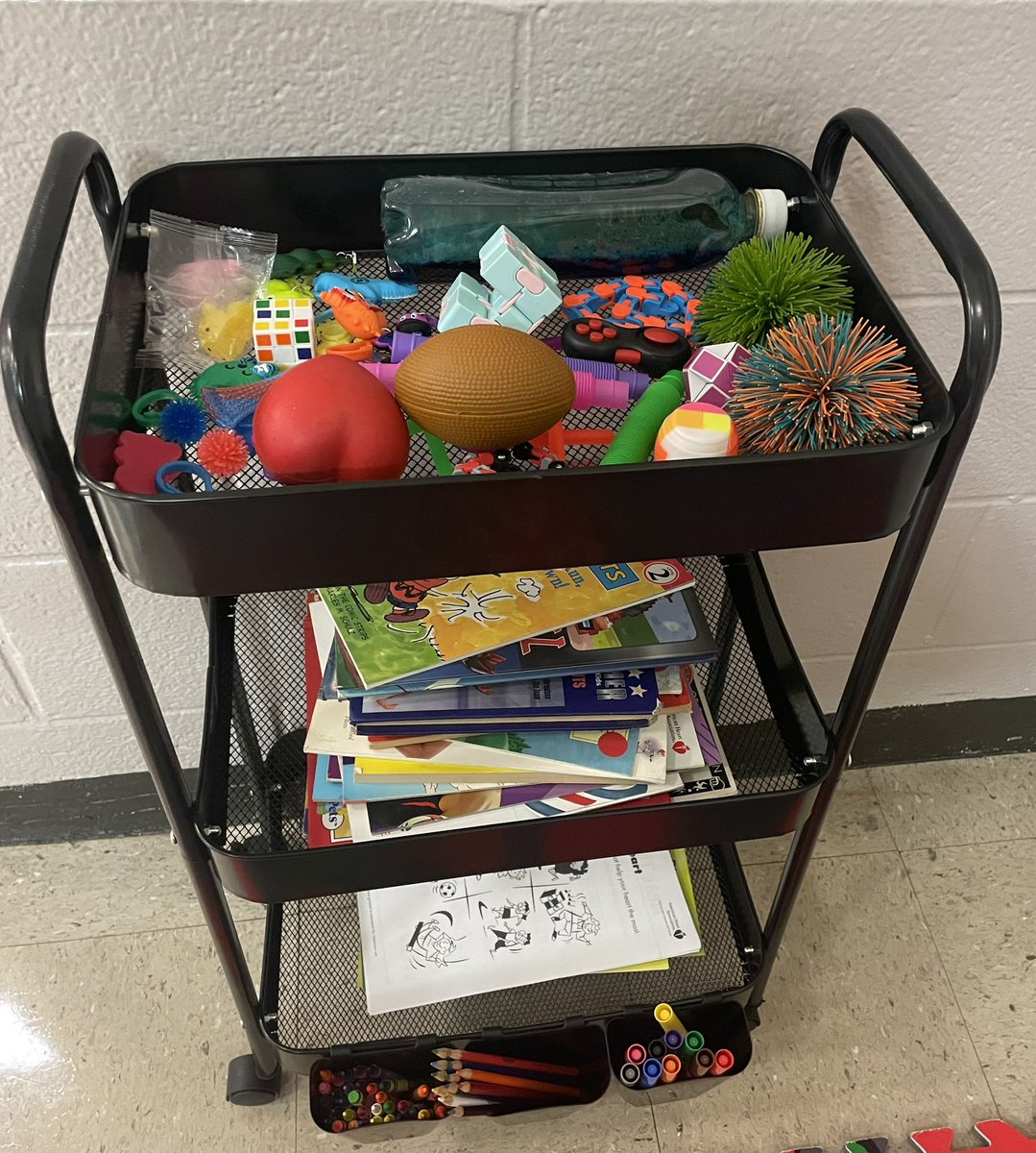 RuralHallPE's tweet image. Our new “Chill Zone” in P.E. for when things get a little heated. #SEL #fidgets #coloring #reading @RuralHallSchool @wsfcshealthpe