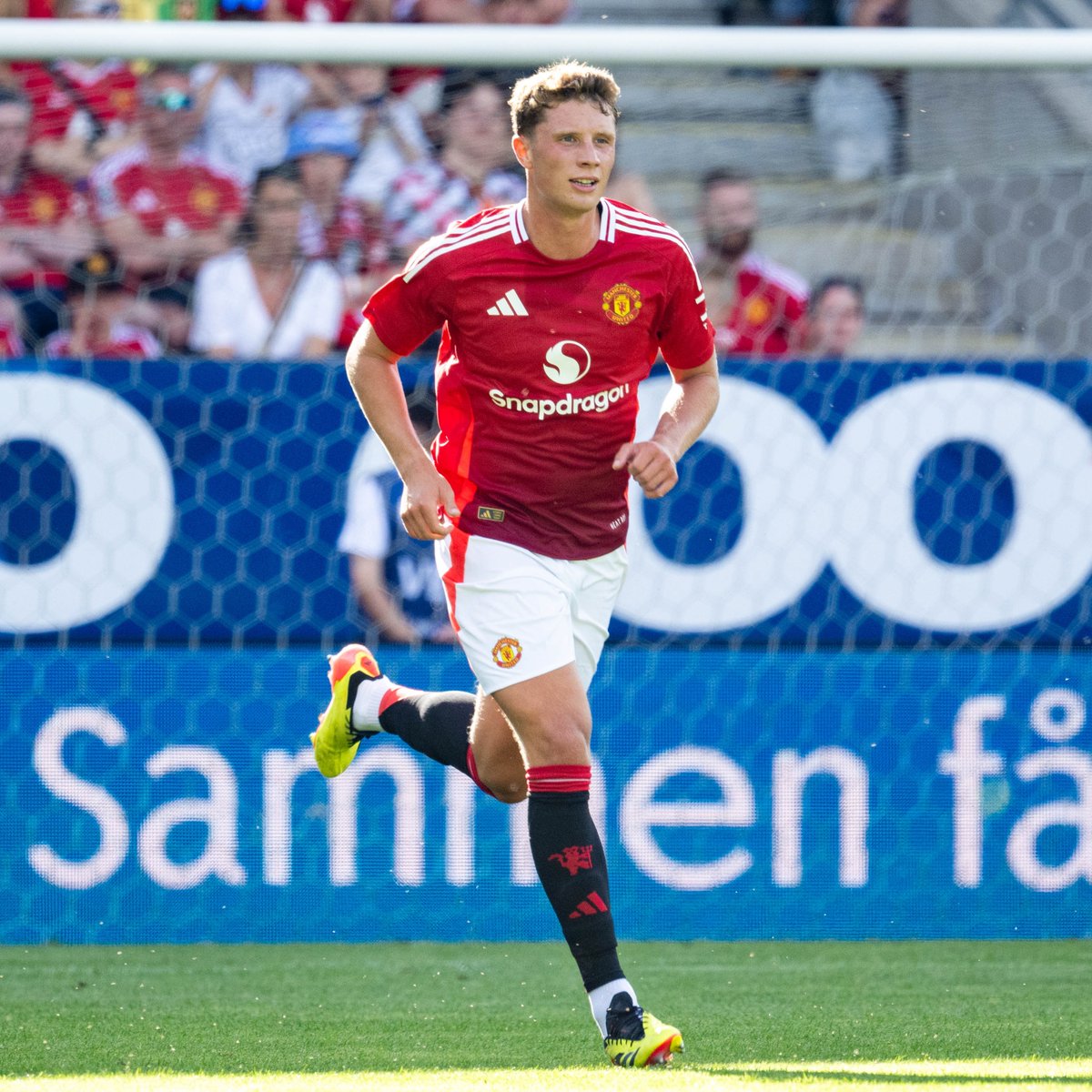 ManUtd's tweet photo. Best of luck with your next steps, @_WFish 🤝

Our #MUAcademy defender has completed a permanent move to Championship outfit Cardiff City 🏴󠁧󠁢󠁷󠁬󠁳󠁿

#MUFC
