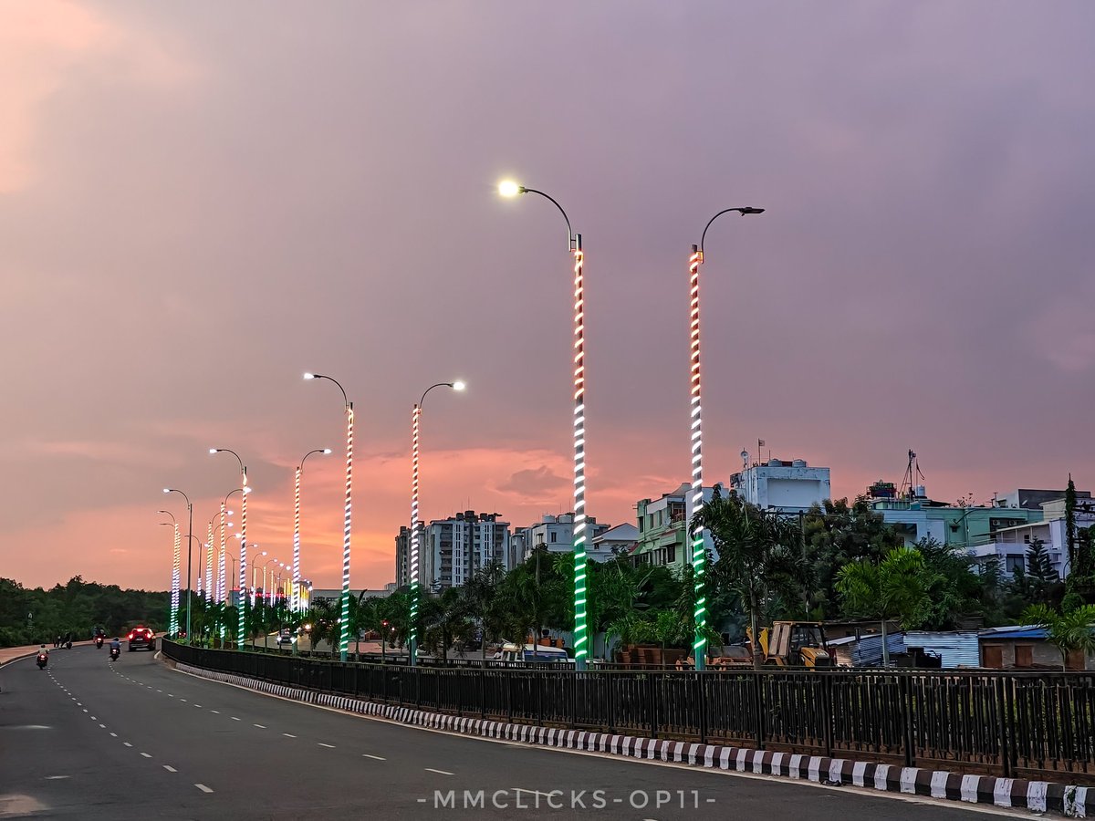 imalayamohanty's tweet image. Evening skies and the urban landscape. 
#Bhubaneswar 
Shot on @Snapdragon @OnePlus_IN @OnePlusClub #Oneplus11 @Snapdragon_IN @BBSRBuzz @MYBBSR @Ajeesh021997