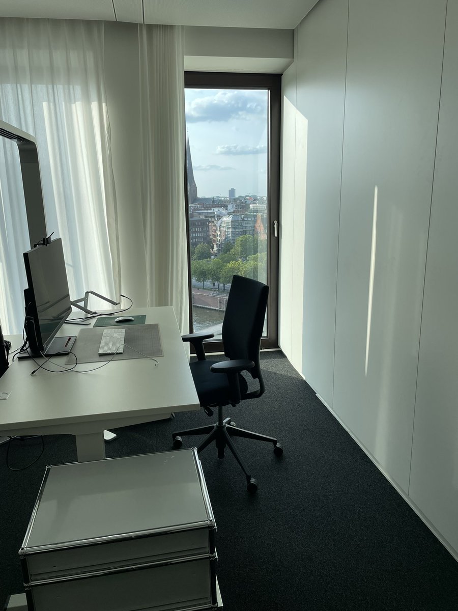 h_i_g_s_c_h's tweet image. I got a new office. Please send design ideas. 😊