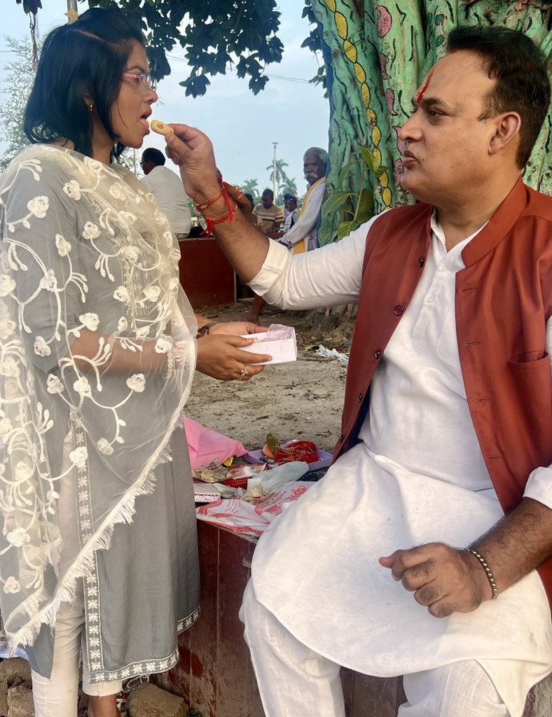 Gouri Shanker Shrivas (@shrivasgouri) on Twitter photo ये पल बेहद मार्मिक है क्योंकि कांग्रेस काल में उसी धरना स्थल पर “केस त्यागने”वाली बहन शांति साहू ने आज रक्षाबंधन के अवसर पर राखी बांधते हुए मुझसे नियमितिकरण माँगा! <a href="/AmitShah/">Amit Shah</a> <a href="/blsanthosh/">B L Santhosh</a> <a href="/ajayjamwalbjp/">Ajay Jamwal</a> <a href="/vishnudsai/">Vishnu Deo Sai</a> <a href="/vijaysharmacg/">Vijay sharma</a> <a href="/OPChoudhary_Ind/">OP Choudhary</a> <a href="/NitinNabin/">Nitin Nabin</a> ये पल बेहद मार्मिक है क्योंकि कांग्रेस काल में उसी धरना स्थल पर “केस त्यागने”वाली बहन शांति साहू ने आज रक्षाबंधन के अवसर पर राखी बांधते हुए मुझसे नियमितिकरण माँगा! <a href="/AmitShah/">Amit Shah</a> <a href="/blsanthosh/">B L Santhosh</a> <a href="/ajayjamwalbjp/">Ajay Jamwal</a> <a href="/vishnudsai/">Vishnu Deo Sai</a> <a href="/vijaysharmacg/">Vijay sharma</a> <a href="/OPChoudhary_Ind/">OP Choudhary</a> <a href="/NitinNabin/">Nitin Nabin</a>
