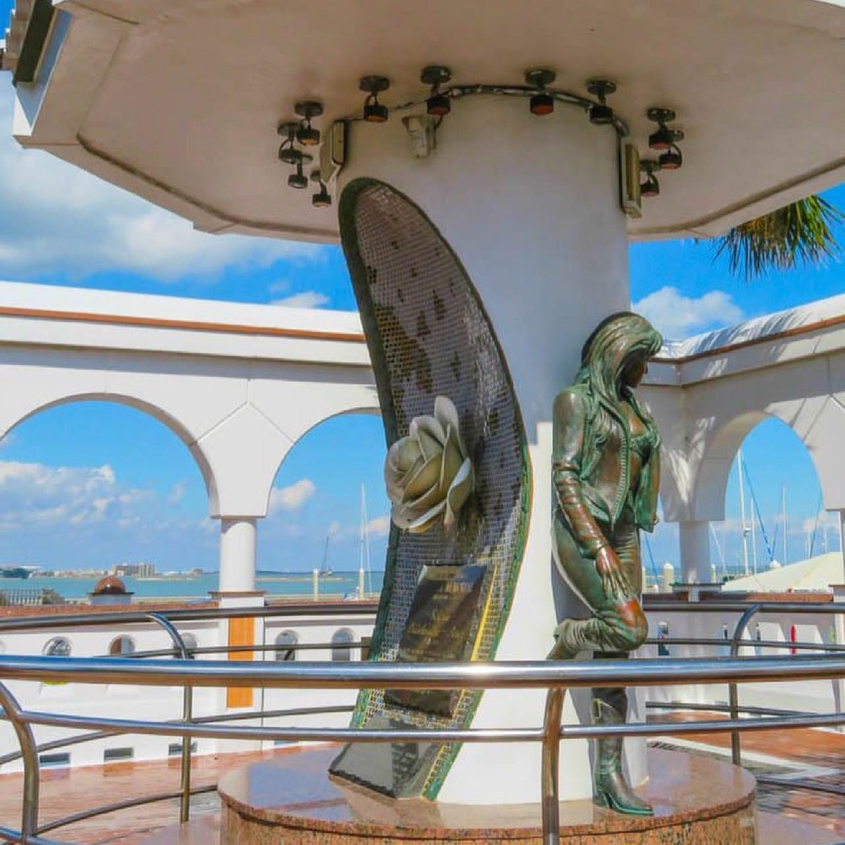 VisitCCTexas's tweet photo. Coast into the week with a seawall stroll ππ΄
π To explore more of downtown Corpus Christi, visit: https://t.co/FsImaEt2yr
πΈ @the_wayfarer21 @aguillonash2 @selenaqntnla
@enzo_the_springer
#SeeCC #CCTX #GulfCoastCapital #CorpusChristi #Seawall #DowntownCC https://t.co/zXqexqFhyB