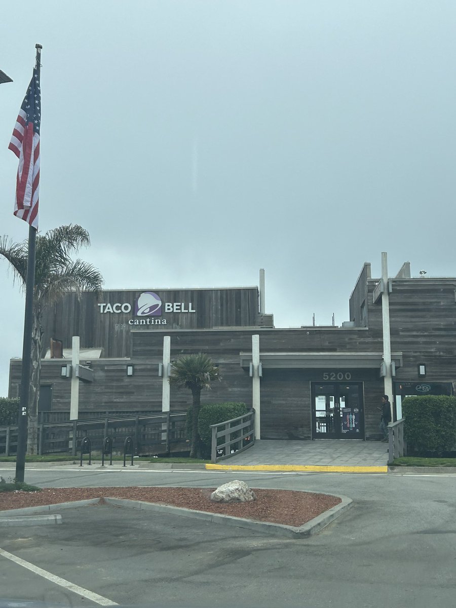 bzap62's tweet photo. I have found the most beautiful Taco Bell in creation https://t.co/jMsCZCJsbx