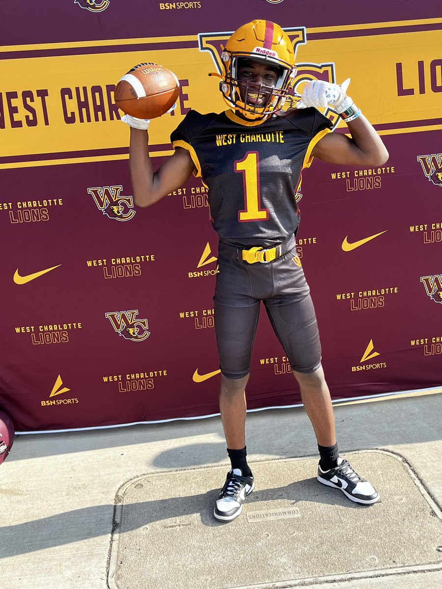 DavionJones08's tweet image. 9th grade vs 10th grade 🙂‍↕️