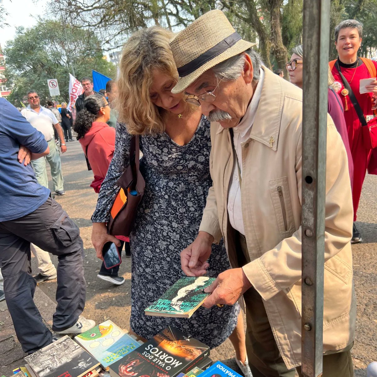 sofiacavedonPT's tweet photo. Neste domingo, a Redenção se encheu de esperança para mudar Porto Alegre com @mariadorosario e @TamyresPsol. Vamos juntas e juntos mudar o rumo da nossa cidade! 💜 https://t.co/RDyX07qSjk