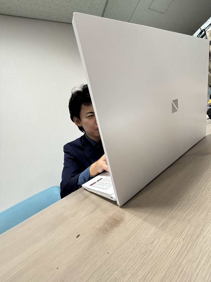 taniguthidesu's tweet photo. 浜田さん？？
ノートPCでかすぎへん？？ https://t.co/MA9spTLvFu