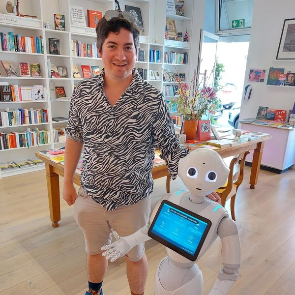 Curtis_Chthonic's tweet photo. Say hello to my little friend! 🤖🤖🤖 #ainarratives #humancyborgrelations #düsseldorf #localbookshop #machineslikeus https://t.co/HcFmXI4nEU