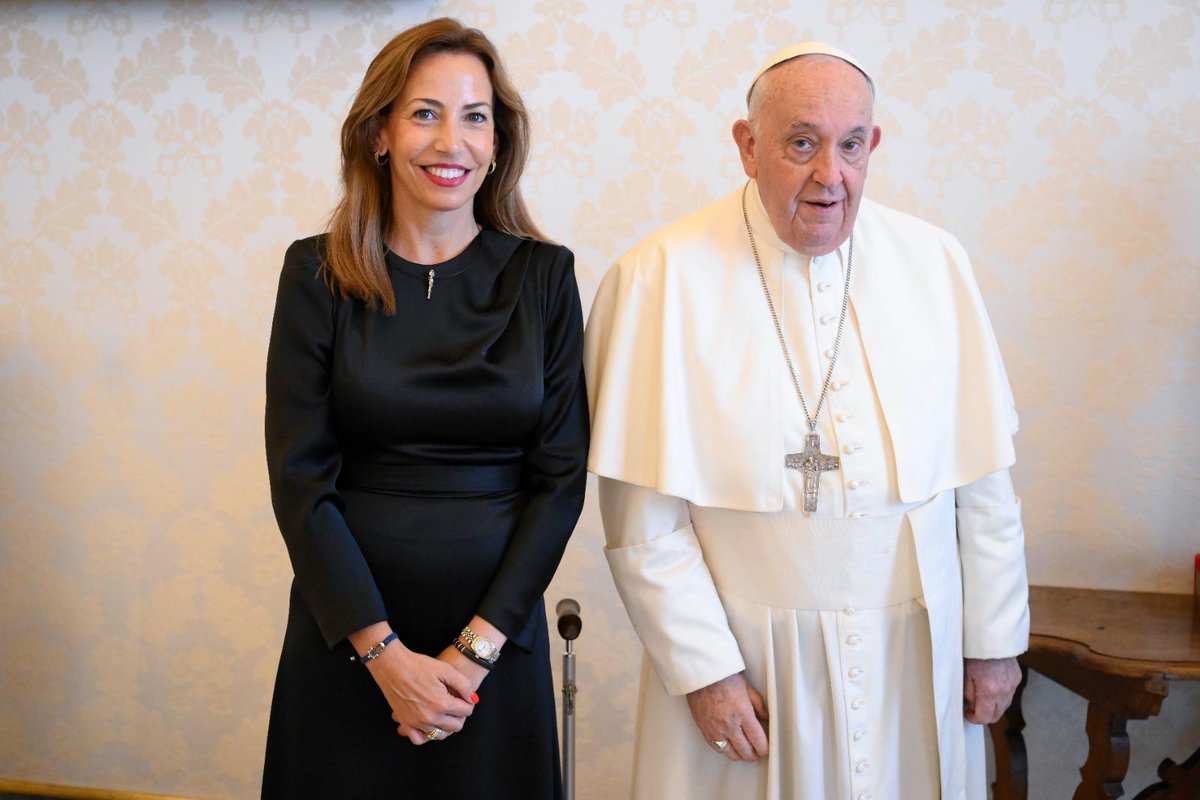 zaragoza_es's tweet photo. La alcaldesa de Zaragoza, @ChuecaNatalia, ha participado hoy, junto al presidente aragonés @Jorge_Azcon, en una cita privada con la máxima figura de la comunidad católica, Su Santidad el Papa Francisco. Les ha acompañado también el Excmo. y Rvdmo. Sr. Carlos Escribano, arzobispo de Zaragoza.
Se trata de la primera vez que un Santo Padre recibe en audiencia a un alcalde de Zaragoza. 
La alcaldesa ha propuesto al Papa Francisco una visita a nuestra ciudad, para conmemorar este 2024 el 40 aniversario de la visita de Juan Pablo II.
@Pontifex_es