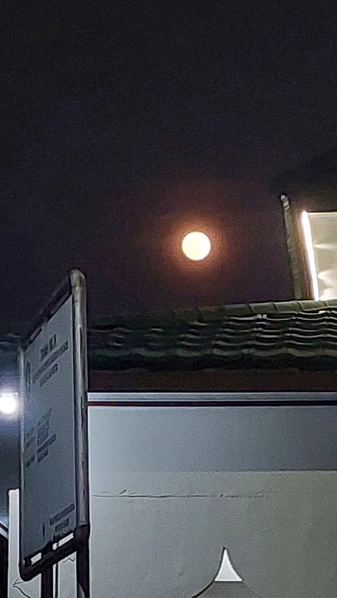 justmithaa's tweet photo. Wah bulan hari ini besar https://t.co/QxxNom8scF