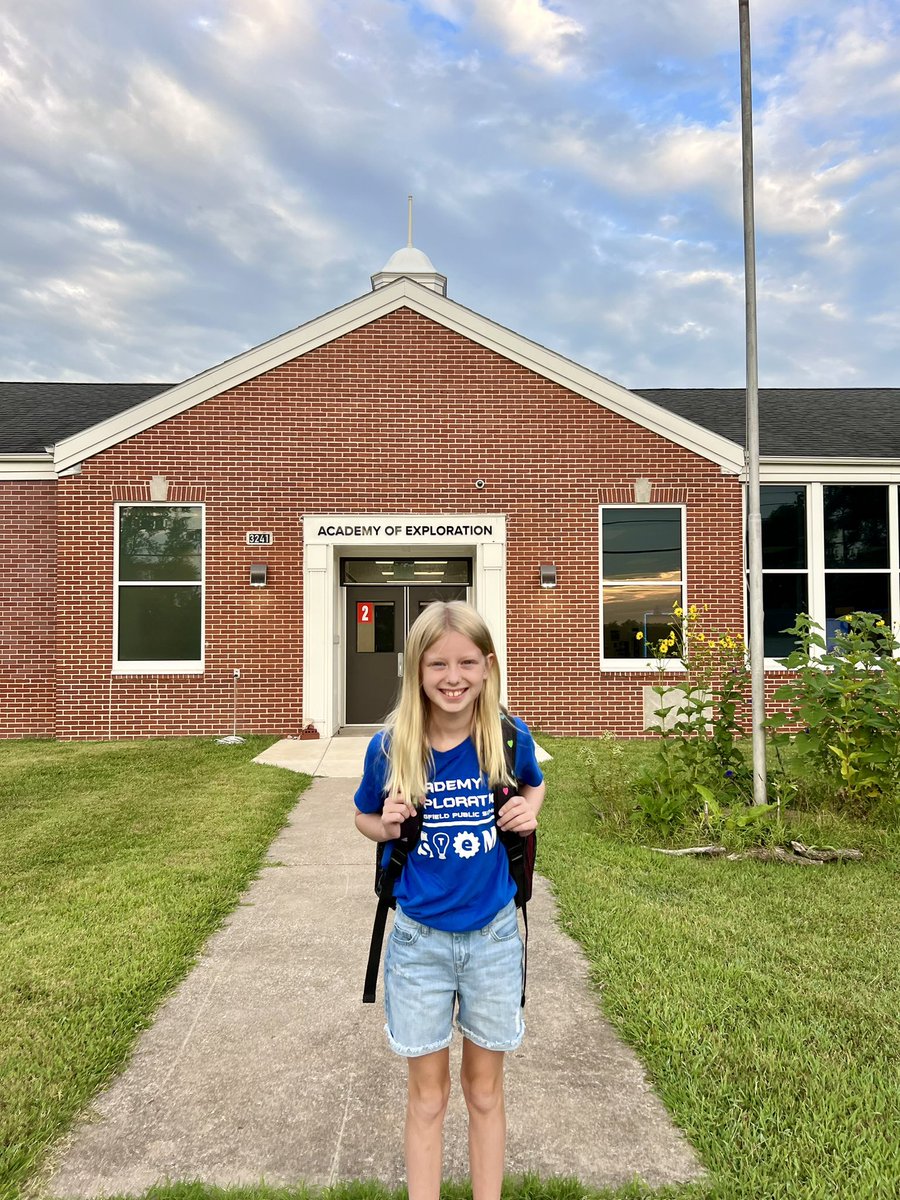 Happy first day of school at <a href="/AOESPS/">Academy of Exploration</a>! ✏️ 🍎 🚪 
<a href="/officialSPS/">Springfield Public Schools</a>
