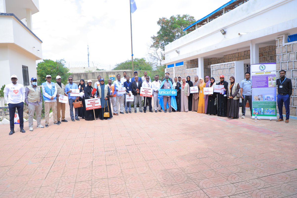 Save the Children in Somaliland (@sc_somaliland) on Twitter photo On World Humanitarian Day, <a href="/SC_Somaliland/">Save the Children in Somaliland</a> participated in the commemoration at the UN Compound in Hargeisa. Abdinasir Sahal, our Area Rep, spoke on protecting aid workers & reiterated our dedication to collaborating with the government to ensure timely humanitarian assistance. On World Humanitarian Day, <a href="/SC_Somaliland/">Save the Children in Somaliland</a> participated in the commemoration at the UN Compound in Hargeisa. Abdinasir Sahal, our Area Rep, spoke on protecting aid workers & reiterated our dedication to collaborating with the government to ensure timely humanitarian assistance.