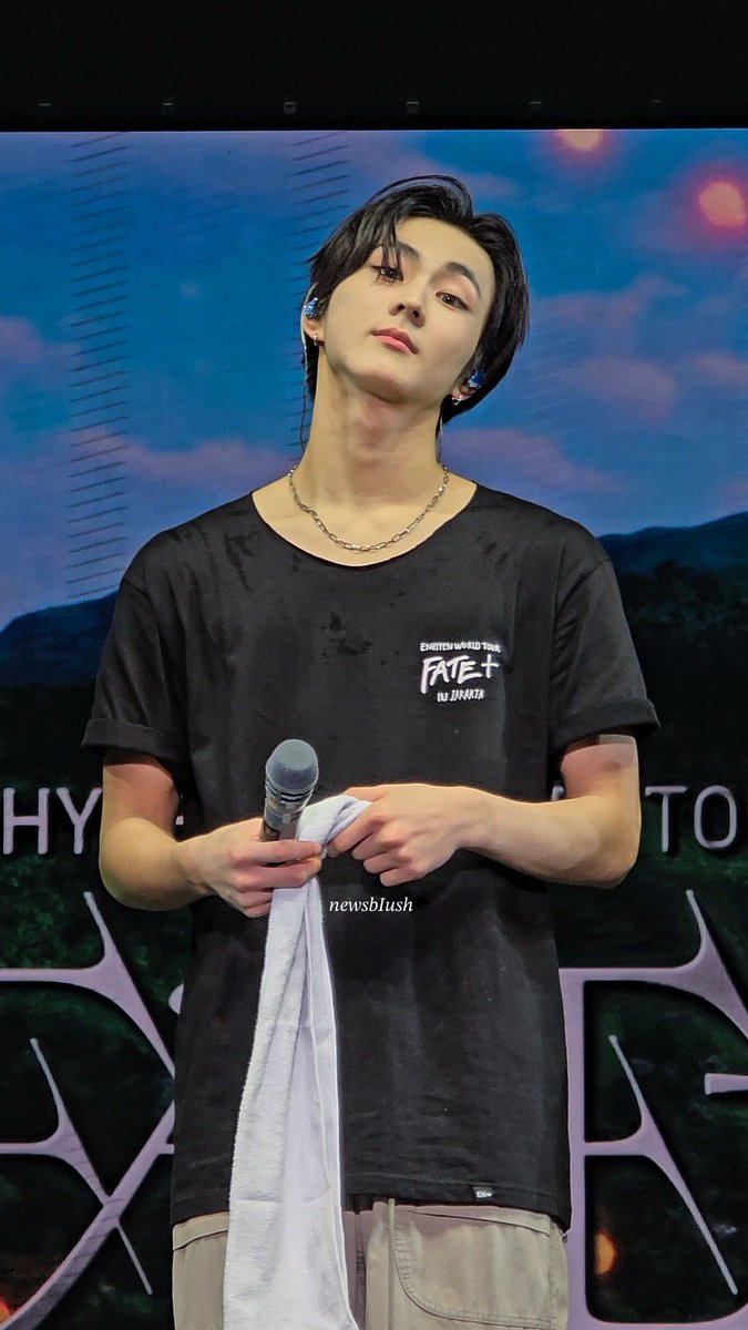 jungwonfeeds's tweet photo. YANG JUNGWON WOAHHHH????!!! https://t.co/THhLVcW4R7