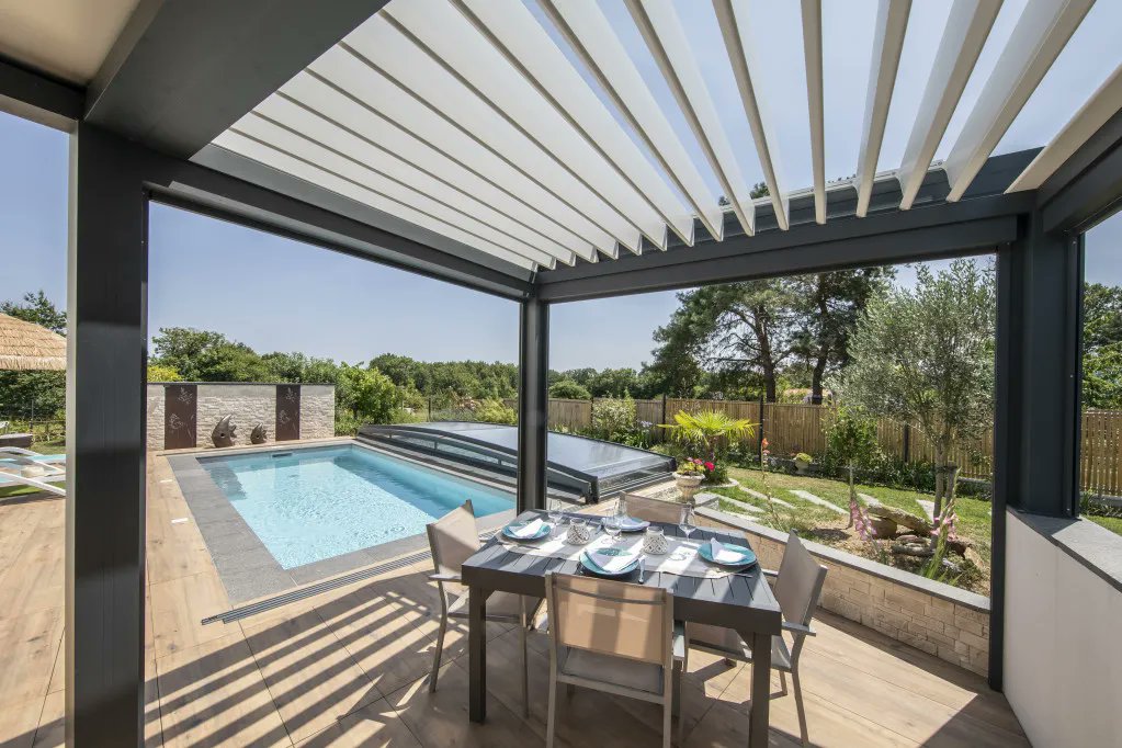 abrisud's tweet photo. Las pérgolas de aluminio ofrecen multitud de opciones para personalizar tu espacio según tus preferencias y necesidades. De lamas orientables o de techo fijo, elige tu opción y ¡disfruta de tu nueva terraza! Fotos: @FredPieauPhotographe Más info: https://t.co/bB1xEbT0mr https://t.co/6slCZFsqhW