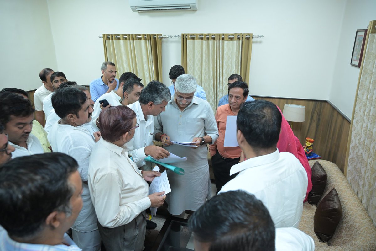 gssjodhpur's tweet photo. आज जोधपुर में निज निवास और सर्किट हाउस में क्षेत्रवासियों से आत्मीय मुलाक़ात हुई। इस प्रकार जागरूक नागरिकगणों से मुझे संसदीय क्षेत्र की ज़मीनी सूचना भी मिलती रहती है। 

जनता का स्नेह और आशीर्वाद हर पर्व पर मेरा प्रसाद होता है।

#Rajasthan https://t.co/ysimo1M0Zv