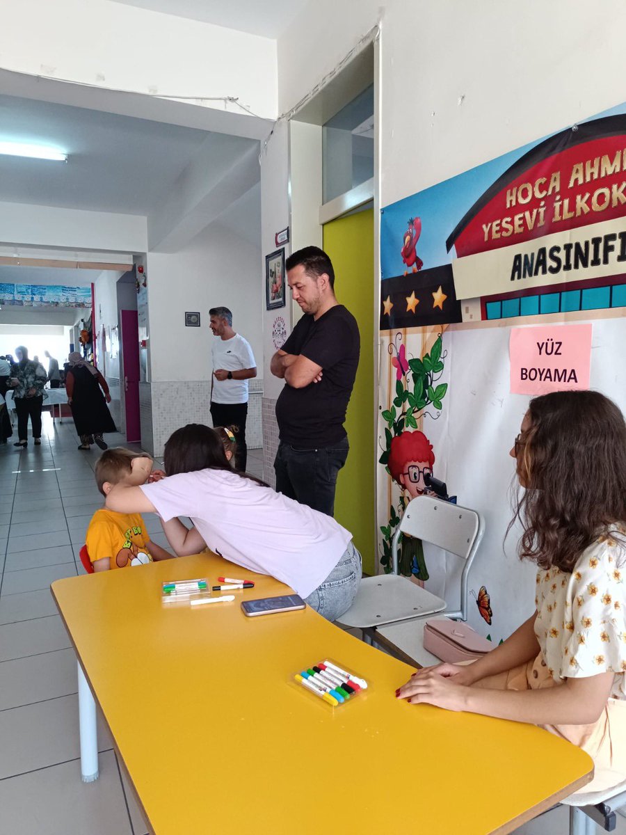 Kadınhanı’nda düzenlenen “Okul Öncesi Etkinlikleri”nde çocuklarımız geleneksel oyunlarımızla tanışarak eğlenmeye devam ediyor.

Bakanlığımız tarafından ülkemiz genelinde başlatılan "okul öncesi etkinlikleri" kapsamında, Kadınhanı ilçemizde çocuk şenliği düzenlendi.