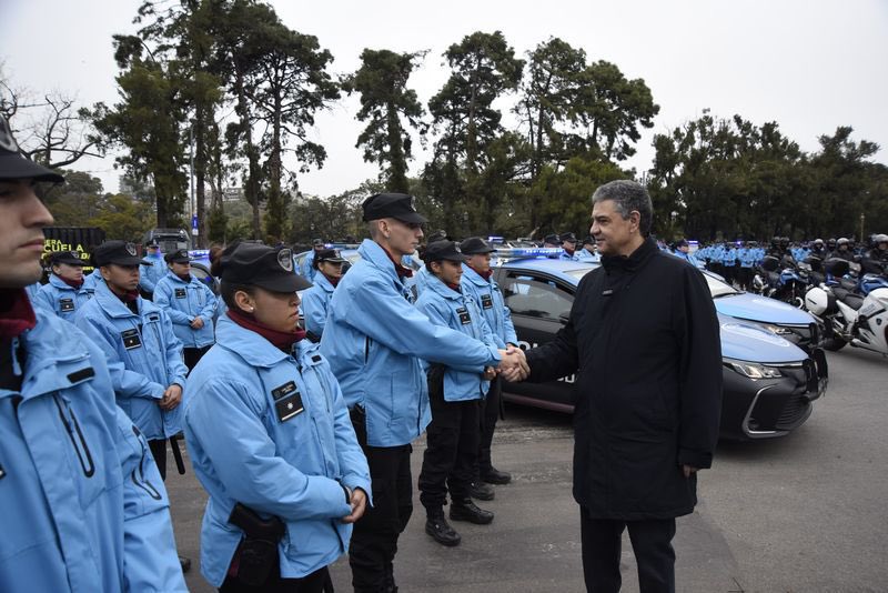 1.000 POLICÍAS MÁS EN LAS CALLES DE LA CIUDAD 

Reubicamos a mil policías que realizaban tareas administrativas para que estén donde más los necesitamos: en las calles. 

Se suman a los 18.000 policías que ya están patrullando para cuidar a los vecinos y a los 851 cadetes que