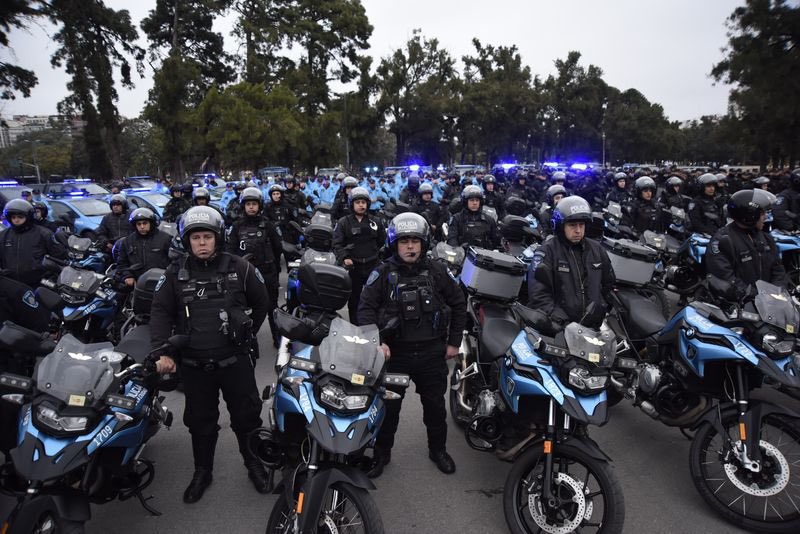 jorgemacri's tweet image. 1.000 POLICÍAS MÁS EN LAS CALLES DE LA CIUDAD 

Reubicamos a mil policías que realizaban tareas administrativas para que estén donde más los necesitamos: en las calles. 

Se suman a los 18.000 policías que ya están patrullando para cuidar a los vecinos y a los 851 cadetes que…