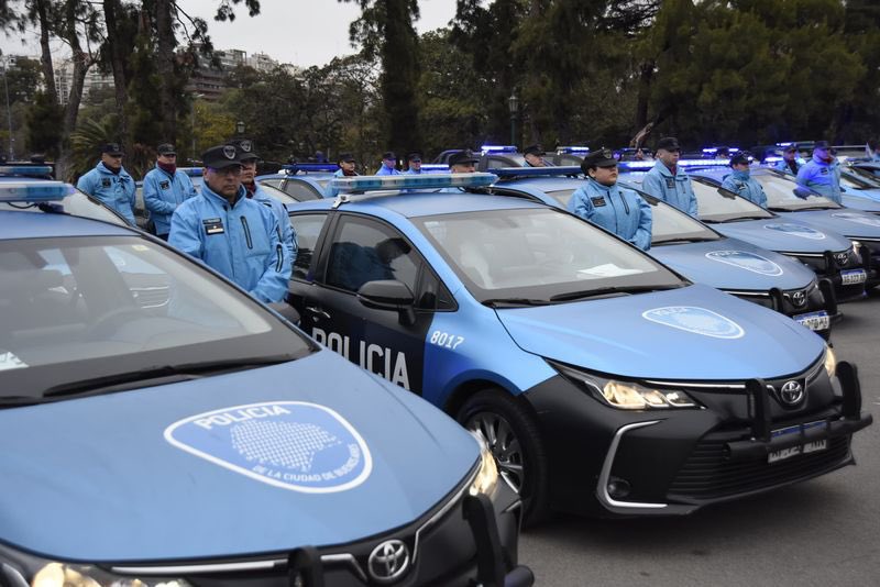 jorgemacri's tweet image. 1.000 POLICÍAS MÁS EN LAS CALLES DE LA CIUDAD 

Reubicamos a mil policías que realizaban tareas administrativas para que estén donde más los necesitamos: en las calles. 

Se suman a los 18.000 policías que ya están patrullando para cuidar a los vecinos y a los 851 cadetes que…