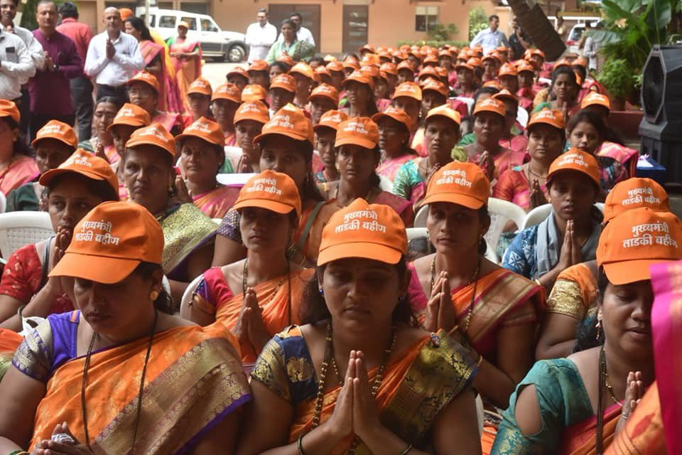 mieknathshinde's tweet photo. ही फक्त सुरुवात असून जसजशी आमची ताकद वाढेल तसतशी आर्थिक मदत वाढवू असेही यासमयी स्पष्ट केले. या पैशांचा सदुपयोग करून आपण उद्योग करा. तुमच्या उत्पादनांना हक्काची बाजारपेठ मिळवून देण्यासाठी आमचे प्रयत्न सुरू आहेत असेही यावेळी सांगितले. https://t.co/wyfguYBF07