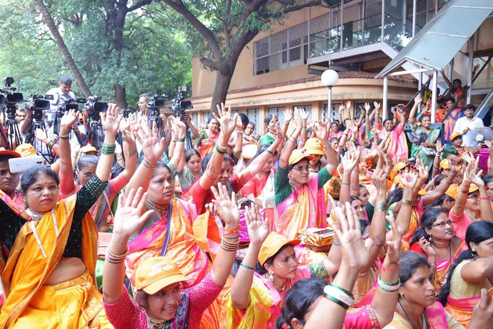 mieknathshinde's tweet photo. ही फक्त सुरुवात असून जसजशी आमची ताकद वाढेल तसतशी आर्थिक मदत वाढवू असेही यासमयी स्पष्ट केले. या पैशांचा सदुपयोग करून आपण उद्योग करा. तुमच्या उत्पादनांना हक्काची बाजारपेठ मिळवून देण्यासाठी आमचे प्रयत्न सुरू आहेत असेही यावेळी सांगितले. https://t.co/wyfguYBF07