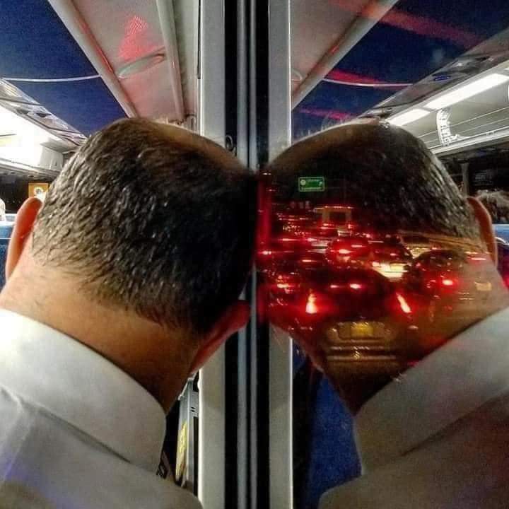 تَبدو فارغًا، وداخلك ضجيج العالم.