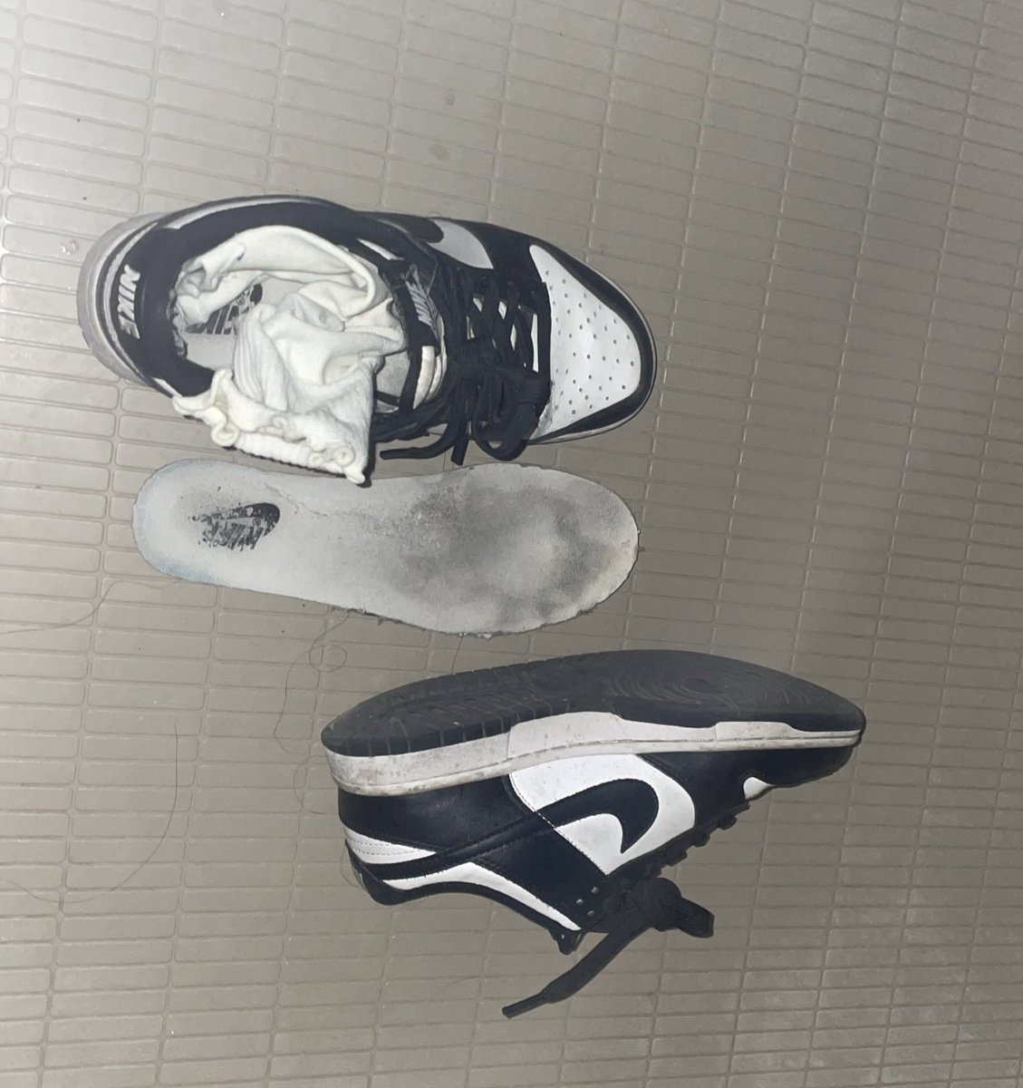 ja_ja1110's tweet photo. 半夜两点偷玩妹妹的dunk被抓包，被惩罚用白袜龟头责然后撸射在dunk里。
用嫌弃的眼神盯着，妹妹一只手拿着精鞋一只手用臭白袜撸真的是太刺激了。 https://t.co/PmAfHile4q