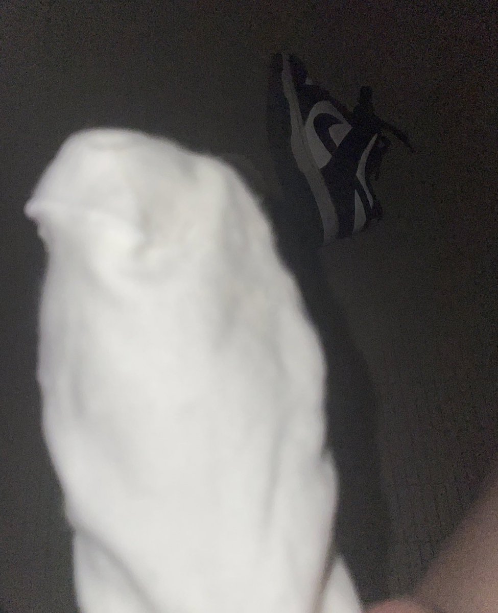 ja_ja1110's tweet photo. 半夜两点偷玩妹妹的dunk被抓包，被惩罚用白袜龟头责然后撸射在dunk里。
用嫌弃的眼神盯着，妹妹一只手拿着精鞋一只手用臭白袜撸真的是太刺激了。 https://t.co/PmAfHile4q