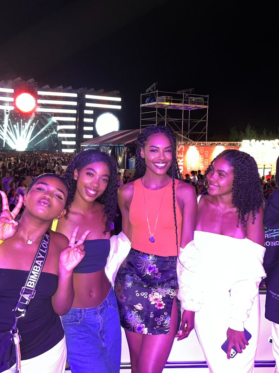 sharam_diniz's tweet photo. Último show do verão
Com a melhor companhia ❤️
#SoldaCaparica https://t.co/tmVrT4AdJS