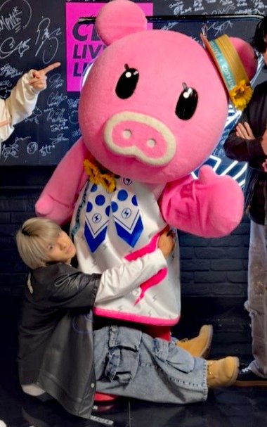 紫耀くん！どこ！？ と一瞬思ったら…ブーナちゃんに抱きついてた