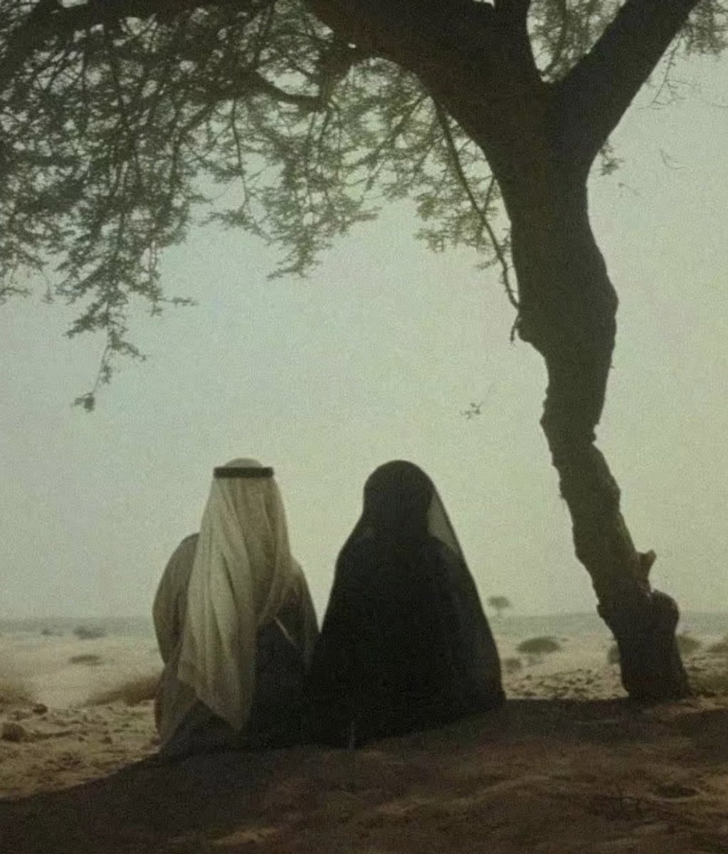 Mariam_hk's tweet photo. هالصورة كأنها قصيدة لعوشة السويدي، بالأخص يوم تقول:

إنت لي كلك وأنا كلي.. بيننا يمشي الهوى سيده
منعمين إبارد الظلي.. يوم قلبي في توجيده https://t.co/ogKKbtowV0