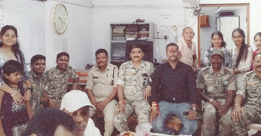 AbvpKanker's tweet photo. भाई-बहन के असीम स्नेह, प्रेम एवं अटूट रिश्ते के पावन पर्व है रक्षाबंधन 

आज रक्षाबंधन के शुभ अवसर पर अभाविप कांकेर द्वारा बालिका छात्रावास एवं पुलिस चौकी में रक्षा बंधन का पर्व मनाया गया। https://t.co/R2c0onWrCm