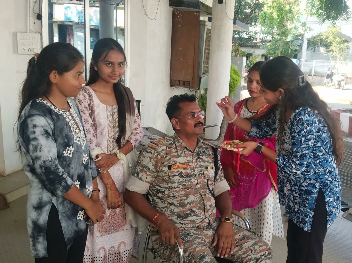 AbvpKanker's tweet photo. भाई-बहन के असीम स्नेह, प्रेम एवं अटूट रिश्ते के पावन पर्व है रक्षाबंधन 

आज रक्षाबंधन के शुभ अवसर पर अभाविप कांकेर द्वारा बालिका छात्रावास एवं पुलिस चौकी में रक्षा बंधन का पर्व मनाया गया। https://t.co/R2c0onWrCm