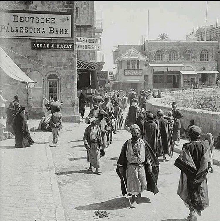 PlumeDuLevant's tweet photo. Il y a 100 ans, à Jérusalem, on pouvait trouver la Banque de Palestine allemande. Avant 1948, il n'existait aucune banque portant le nom de Banque d'Israël dans cette région. 

Curieusement, il y avait des maisons, des gens, des banques ; ce n'était donc pas un désert, à moins que je ne me trompe sur ce qu'est un désert. 

Je partage cela à titre informatif, alors ne pleurez pas, sionistes.