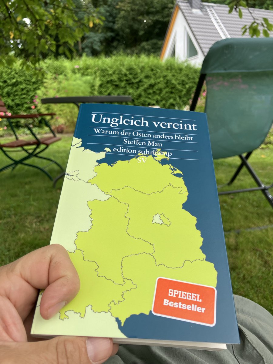 Kurze Auszeit in der Datsche. Schwimmen und Lesen. #buchempfehlung
