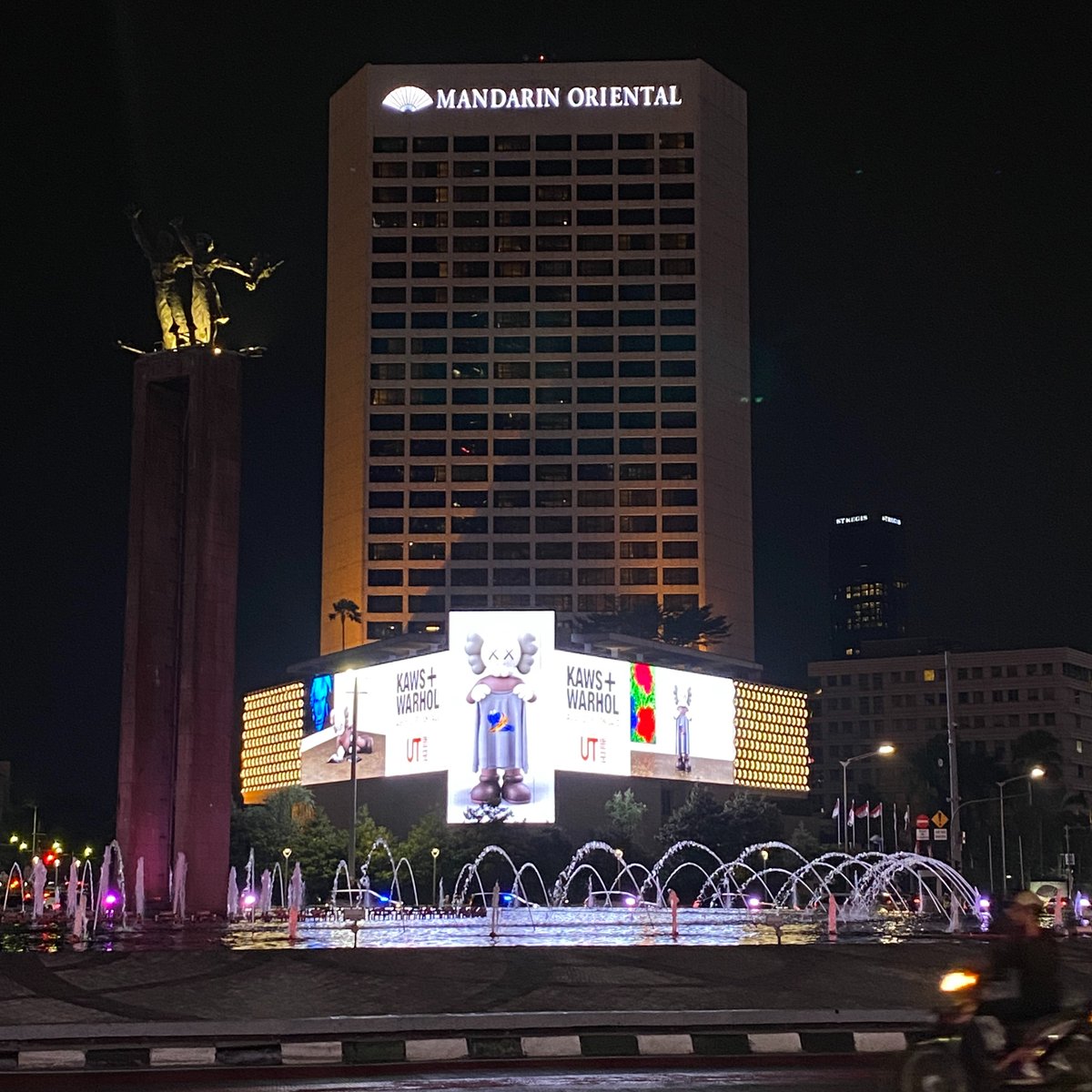 Woow, kolab sama kaws?

Kenapa rilisnya pas banget gajian 😭😭 help 😭😭