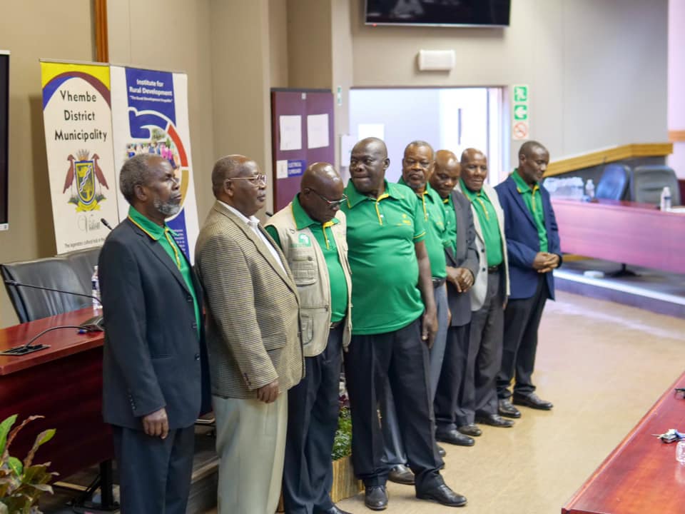 Univenofficial's tweet photo. The University of Venda and Vhembe District Municipality recently launched the Vhembe Agricultural Veterans Association (VAVA) with the aim of advancing sustainable agriculture, knowledge sharing, and skills transfer among small-scale farmers and agricultural veterans. https://t.co/2dld8V7sqn